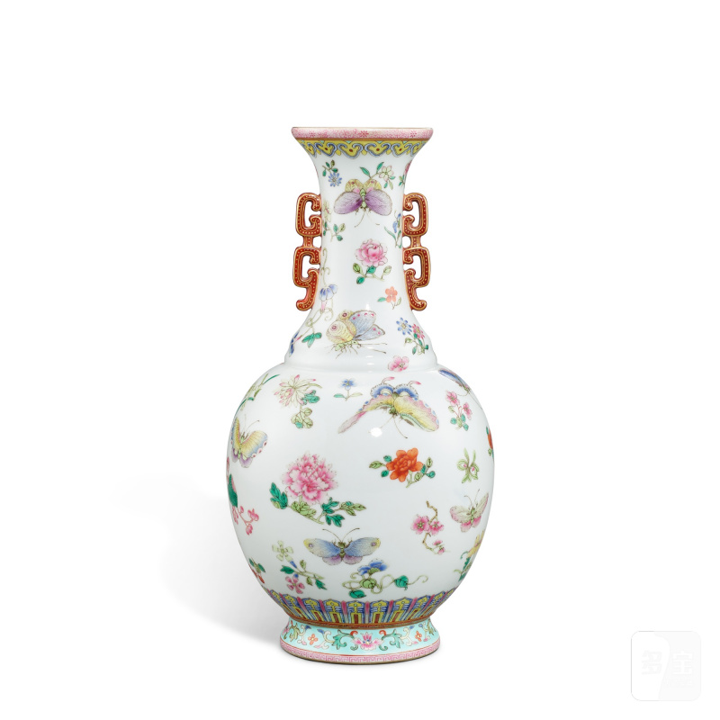 A famille-rose 'butterfly' handled vase, Republican period | 民國 粉彩花蝶紋雙耳瓶 《大清嘉慶年製》仿款